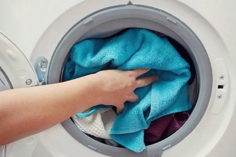 Nguyên nhân có thể do quần áo bị xô về 1 phía trong lồng giặt.