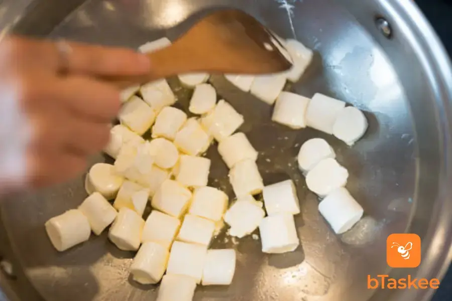 Trộn đều đến khi marshmallow tan chảy quyện vào bơ