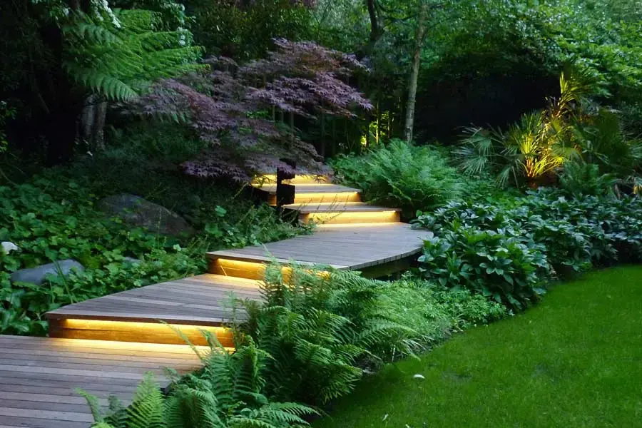 Đèn LED mang lại cho sân vườn nhiều màu sắc hơn