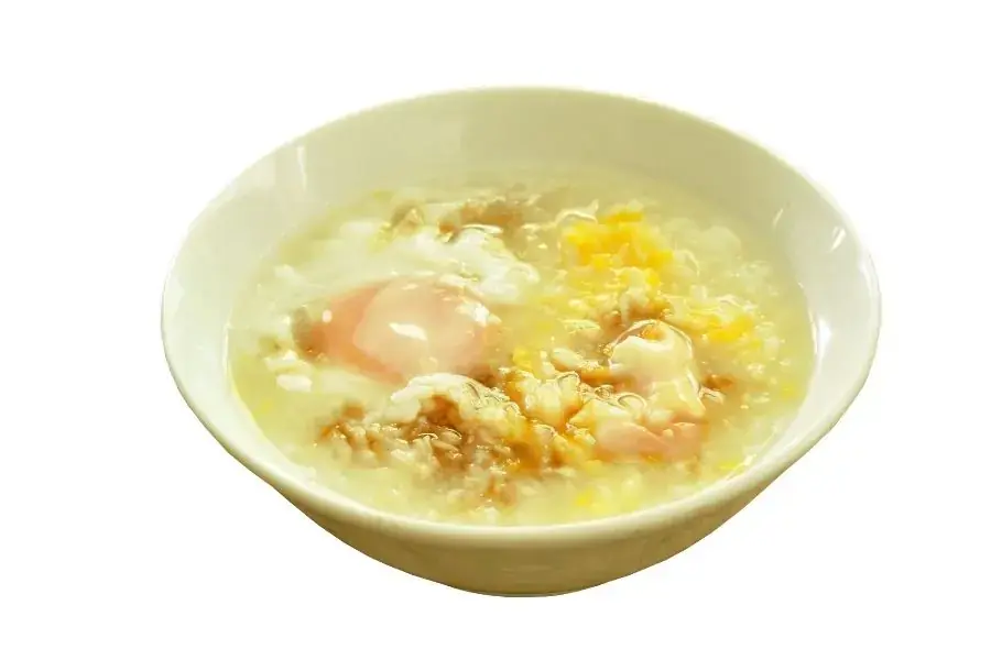 Cháo lòng đỏ trứng sữa giàu protein và vitamin D cần thiết cho xương của bé chắc khỏe