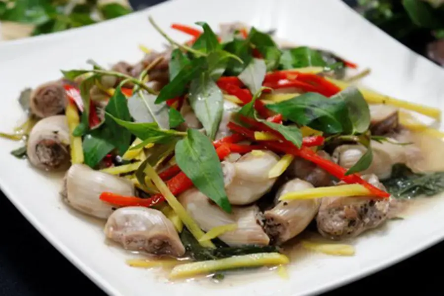 Tràng lợn hấp gừng răm