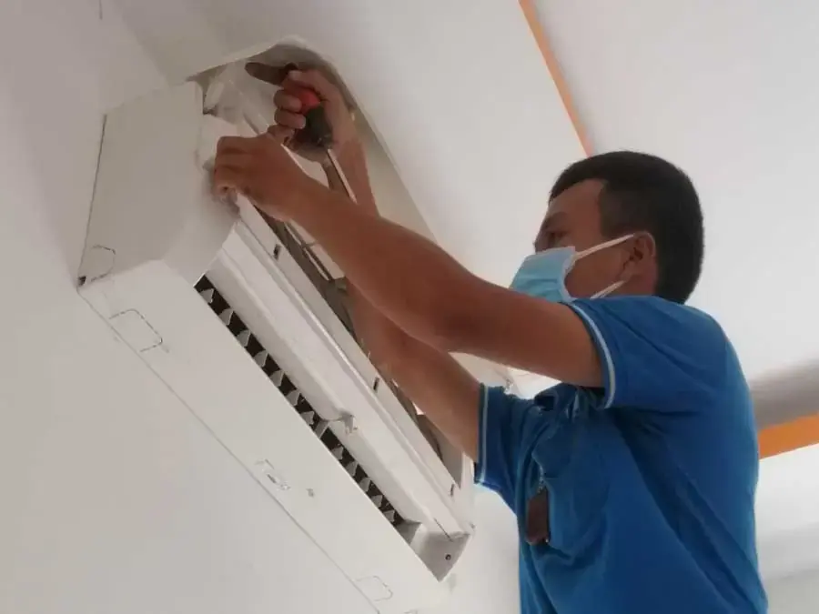 Vệ sinh máy lạnh thường xuyên sẽ hạn chế được sự cố máy lạnh lúc lạnh lúc không