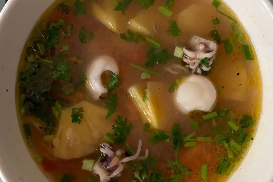 Canh chua mực - món canh ngày Tết hấp dẫn, lạ miệng vô cùng lôi cuốn.