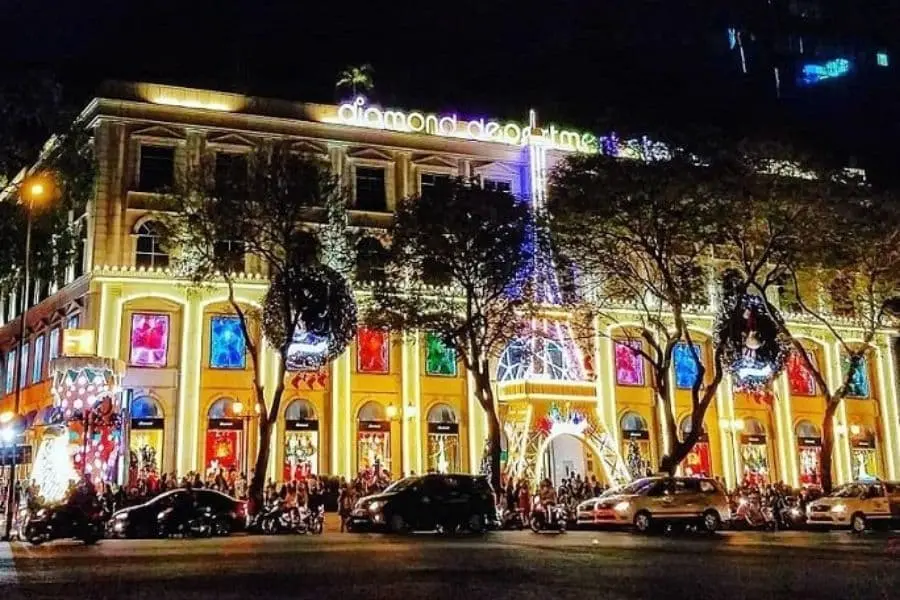 Diamond Plaza thu hút nhiều người dân khi chi tiền khủng để trang trí Giáng Sinh.
