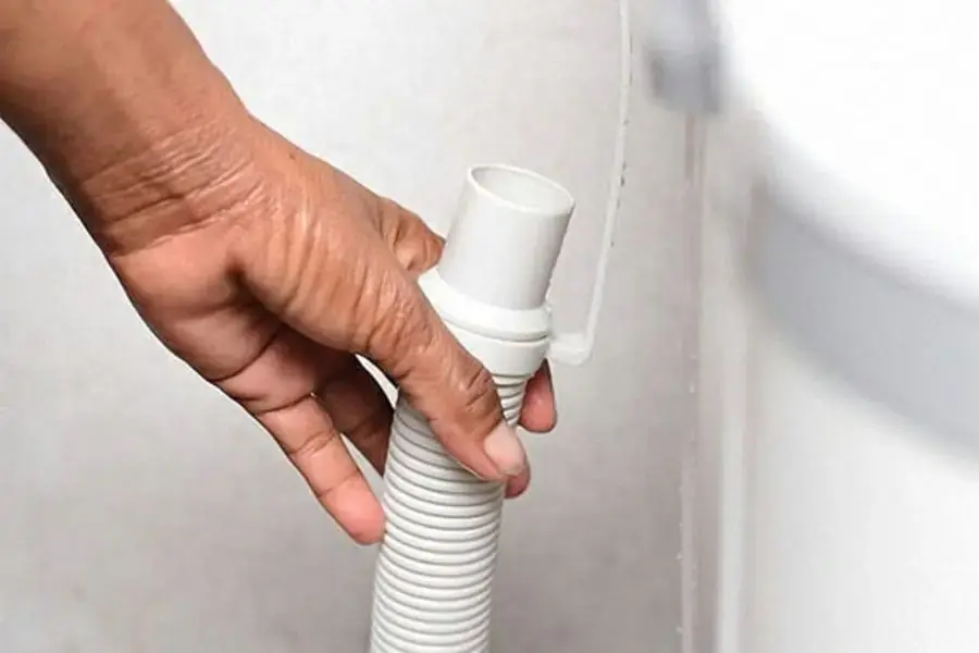 Tháo rời ống xả nước trên máy giặt Sanyo để vệ sinh