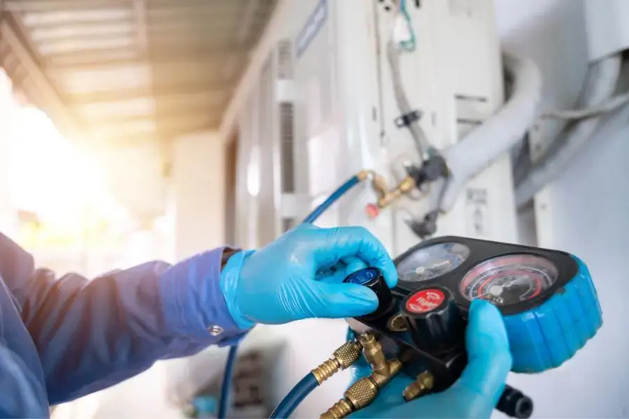 Đo áp suất khí gas, bổ sung nếu van bị hao hụt khí lạnh.