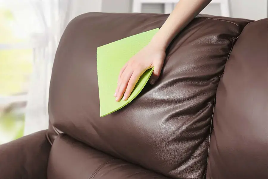 Vệ sinh sofa da với phương pháp đặc biệt.