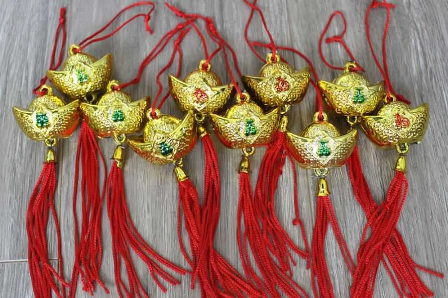 Thỏi vàng được treo trên các cành cây Tết với ước mong giàu sang phú quý.