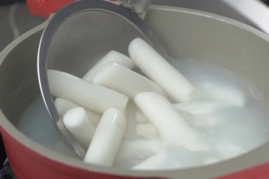 Cho bánh gạo vào nồi luộc