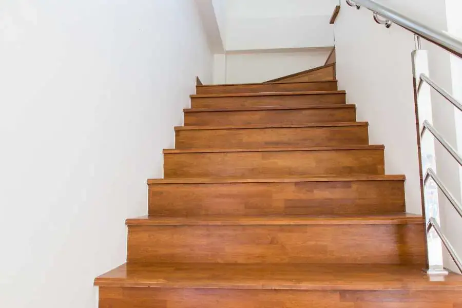 Làm gỗ trang trí cầu thang thể hiện sự sang trọng và quý phái
