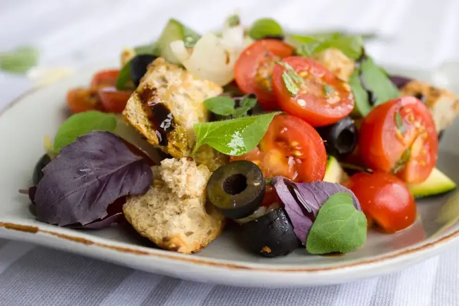 Salad bánh mì đen lạ miệng cho bữa sáng tràn đầy năng lượng