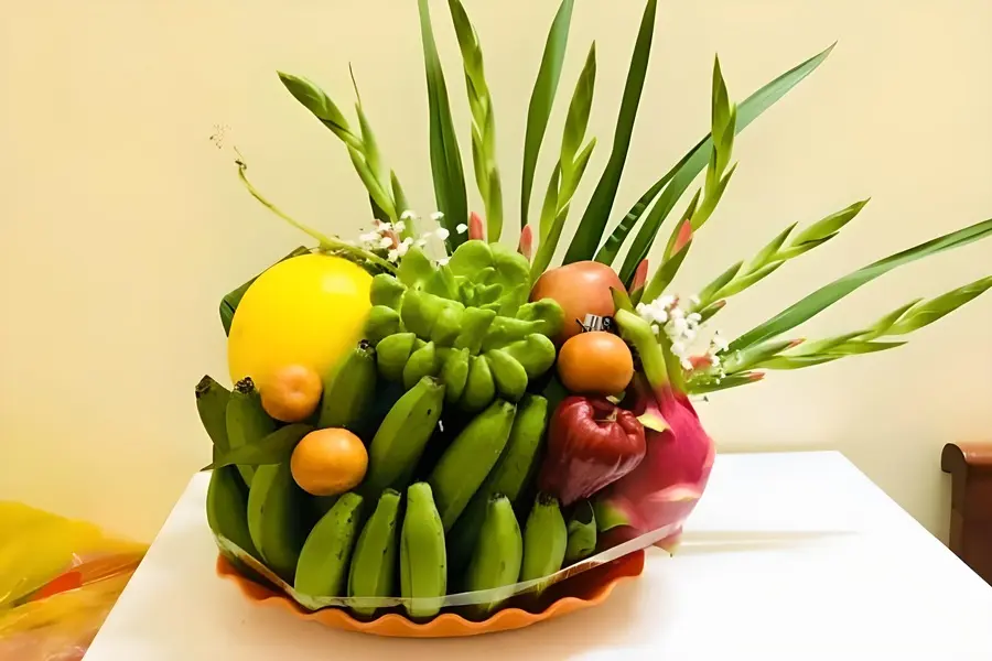Mẫu mâm ngũ quả Tết Trung Thu trang trí một vài nhánh hoa huệ đỏ phía sau vô cùng độc đáo.