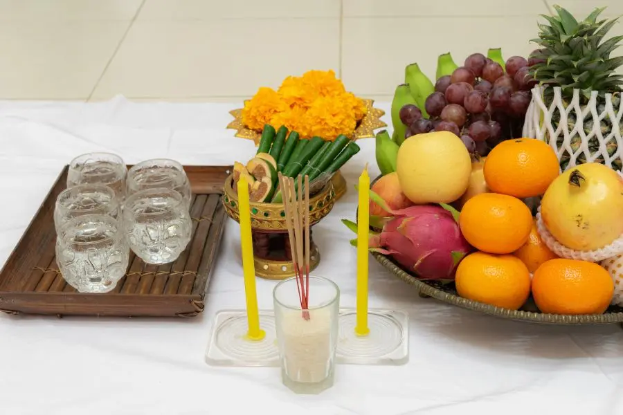 Mâm trái cây ngũ quả cúng khai trương thể hiện lòng thành kính thần linh, mong cầu may mắn, tài lộc trong kinh doanh.