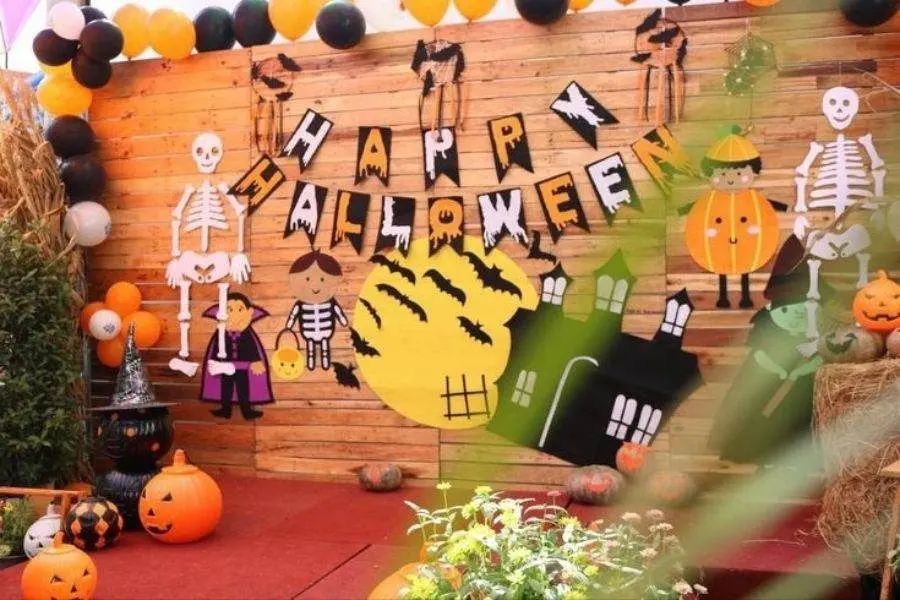 Góc Halloween mầm non từ bong bóng và decal dán tường.