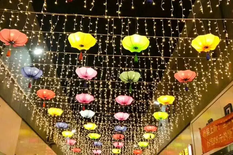 Đèn led dây ở các sự kiện có thể được trang trí theo hình vuông, hình zigzag, hình sò điệp,...