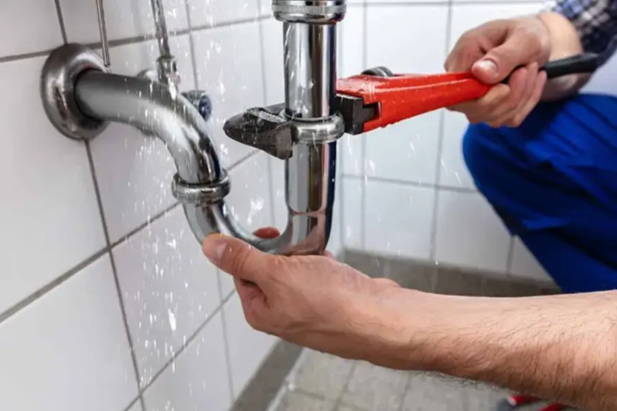 Tháo hệ thống đường ống cống để vệ sinh.