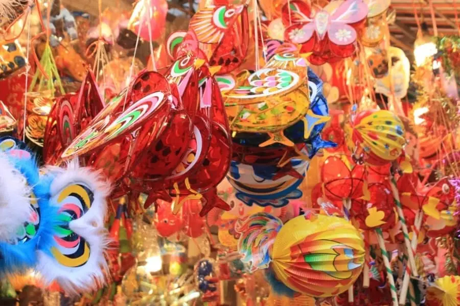 Đồ chơi Trung Thu truyền thống với nhiều màu sắc, gợi nhớ ký ức tuổi thơ.