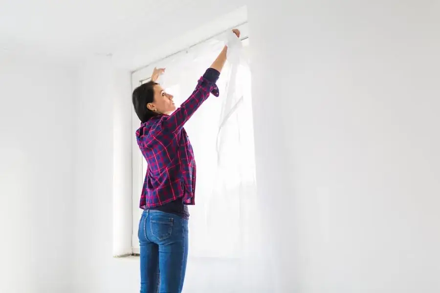 Tiến hành gắn rèm hoặc lá lên móc cài