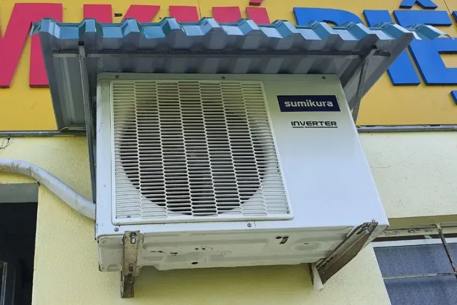 Lắp mái che để tránh mưa vào cục nóng điều hòa