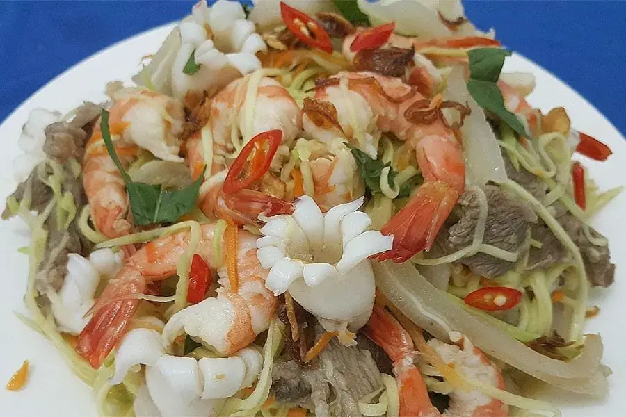 Nộm xoài hải sản là sự kết hợp tuyệt vời của đa dạng mùi vị