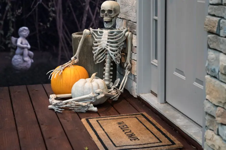 Trang trí bộ xương người trước cửa nhà trong ngày Halloween.
