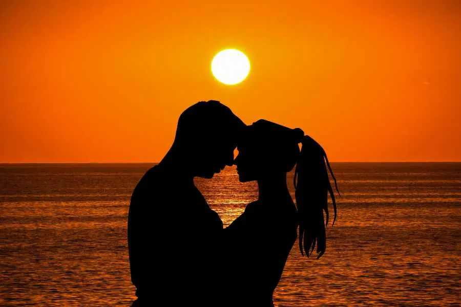 Đừng quên dành tặng những món quà và gửi những lời chúc tình cảm cho người yêu.