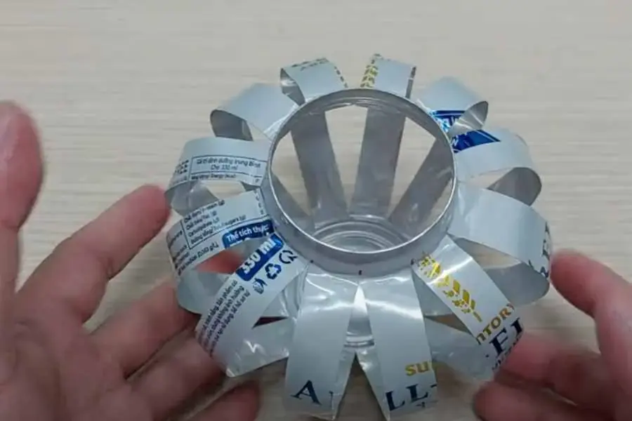 Nhấn nhẹ đầu lon bia xuống