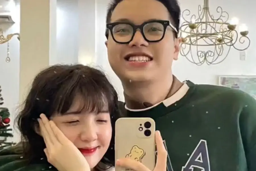 Tạo dáng trước gương và chỉ cần dơ điện thoại lên là bạn đã có ảnh xinh.