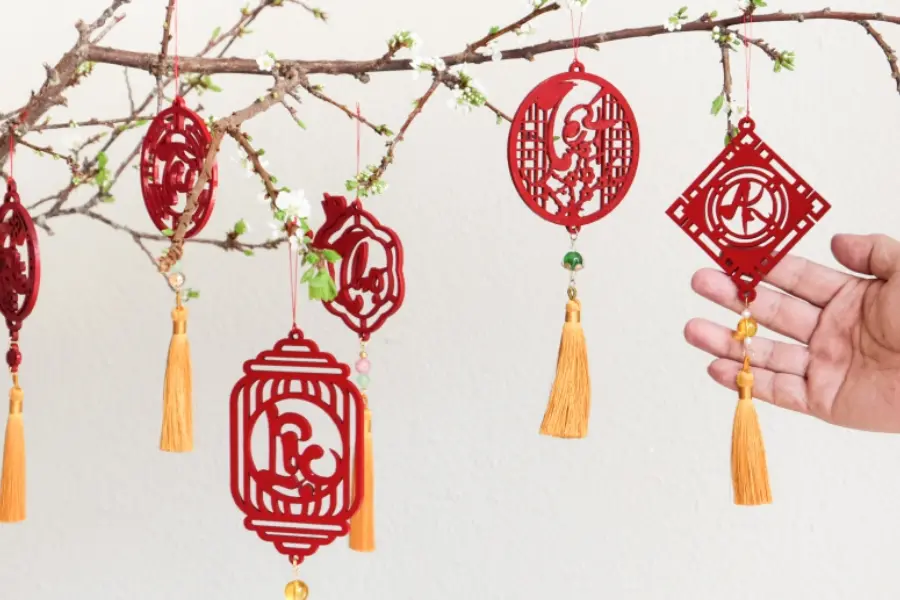 Trang trí với móc treo Tết.