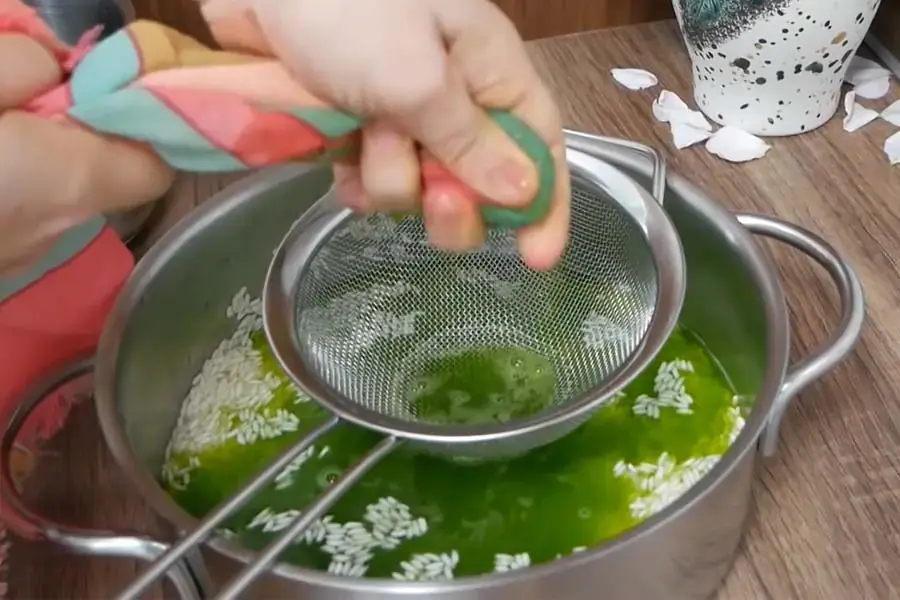 Lọc bỏ cặn nước lá dứa