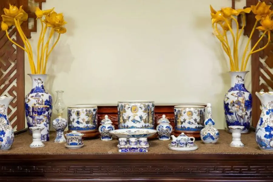 Nên đặt hũ gạo muối nước trên bàn thờ đúng quy tắc (Hình ảnh: Gốm Thiên Long)