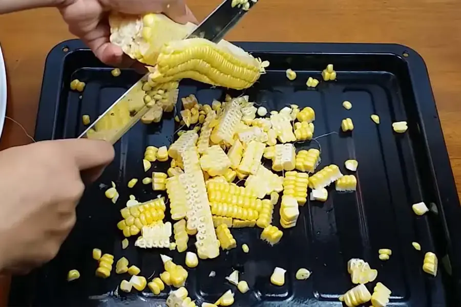 Cắt lấy phần hạt bắp