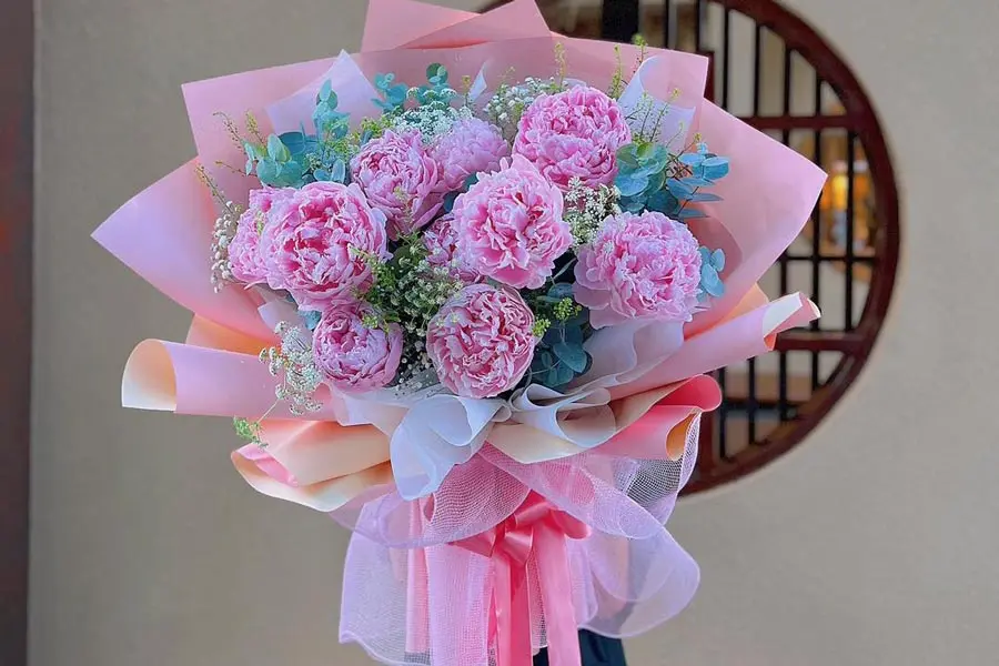 Đây là loại bó hoa siêu lớn, bó cầu kỳ nhiều lớp nên giá cũng sẽ cao hơn.