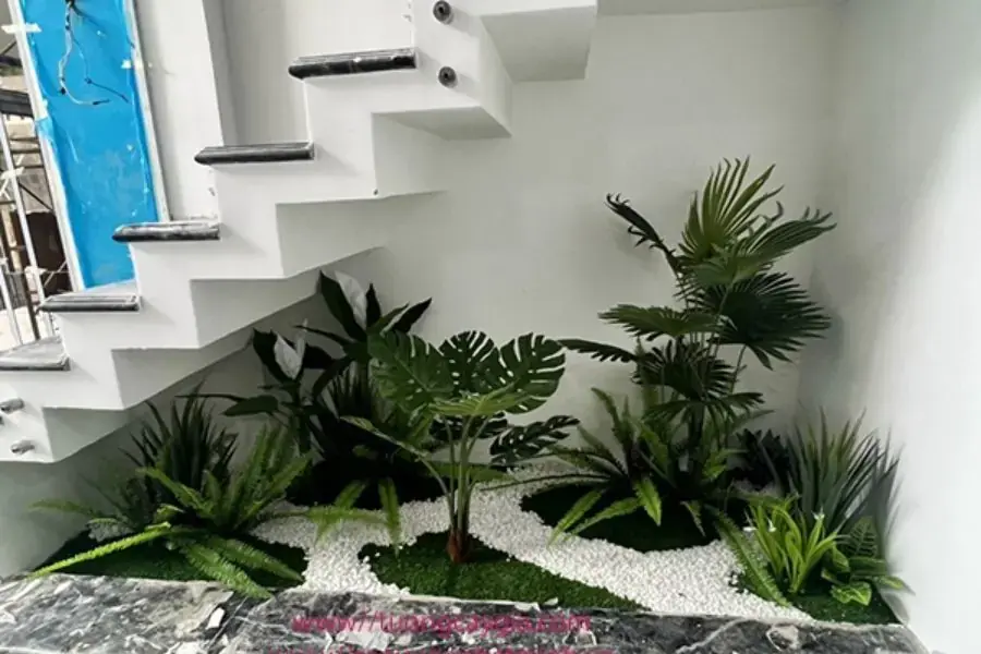 Tiểu cảnh cầu thang đẹp, đơn giản với nền sỏi trắng bắt mắt