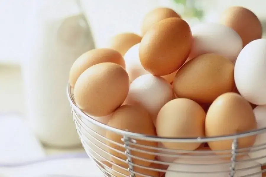 Chọn những quả trứng gà có vỏ sạch, không nứt và không có mùi khác lạ