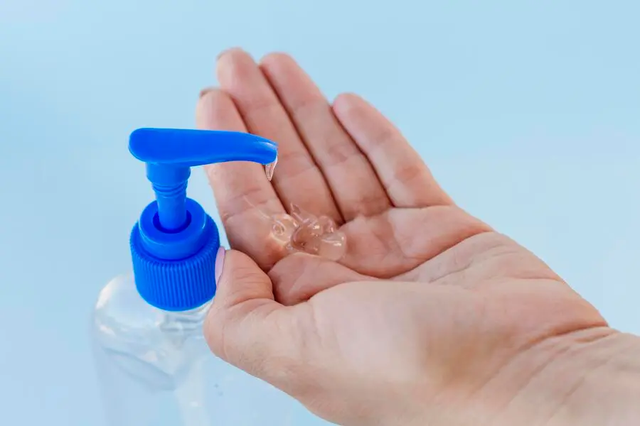 Sử dụng nước rửa tay để làm sáng bạc.