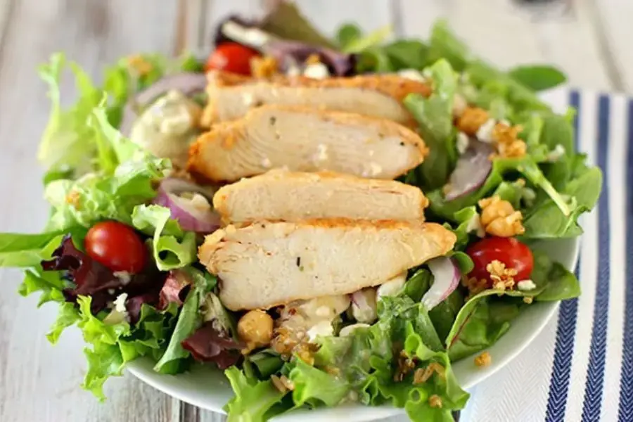Món salad bơ, gà, rau củ thơm ngon, giàu đạm và chất xơ