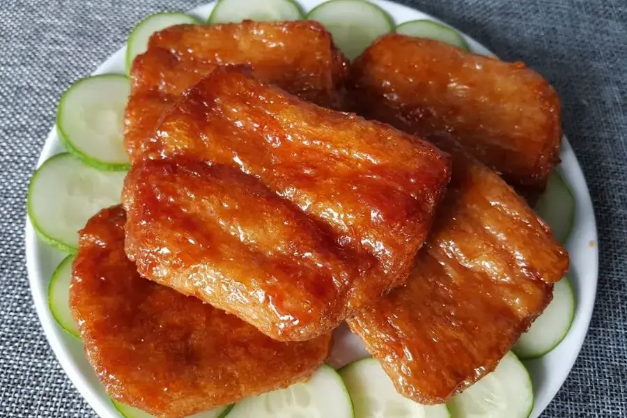 Độ mềm ngọt từ sườn hòa quyện cùng vị mặn, béo của nước sốt đậm đà