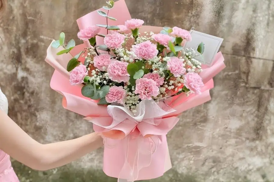 Mẫu bó hoa cẩm chướng phối hoa baby thể hiện tình yêu trong sáng và lòng biết ơn sâu sắc