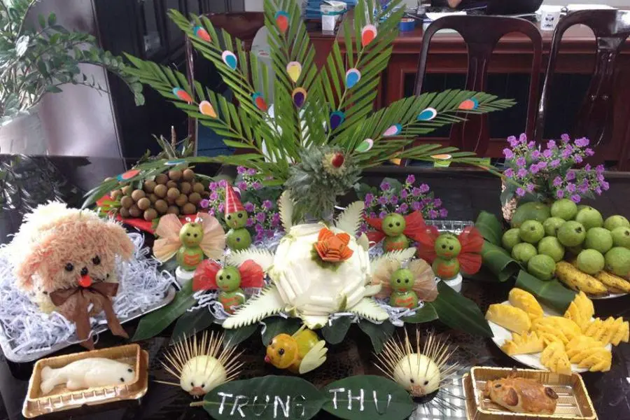 Mâm cỗ trung thu đầy bắt mắt với nhiều tạo hình con vật từ nhiều loại hoa quả khác nhau.