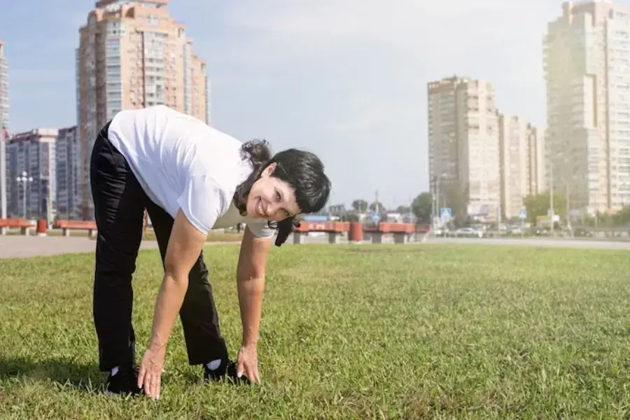 Gập người là động tác rất đơn giản và dễ thực hiện