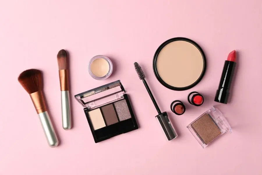 Son và bộ đồ makeup là món quà có tính hữu dụng và thực tế cực kỳ cao.