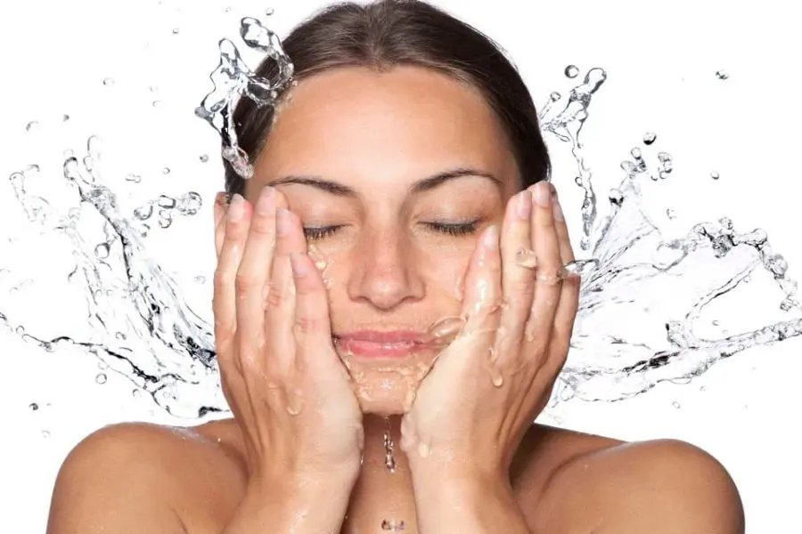 Cách dùng nước hoa hồng đúng cách giúp cân bằng độ pH.