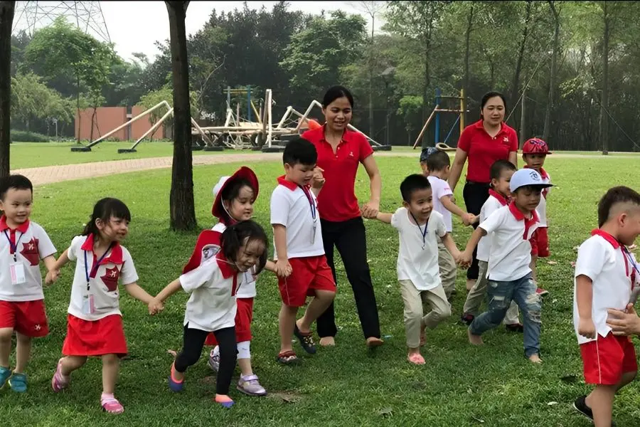 Trò chơi cam quýt mít dừa chỉ trọn vẹn khi có đủ 8 người.