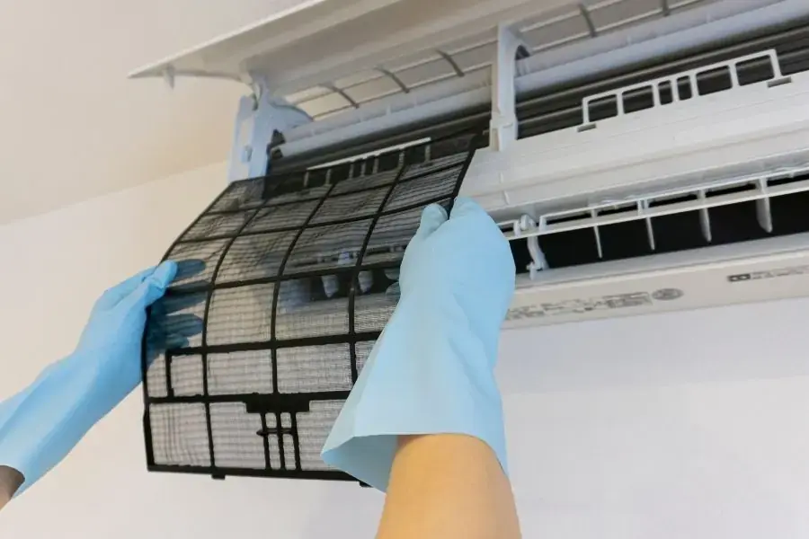 Vệ sinh lưới lọc bụi của dàn lạnh dàn lạnh.