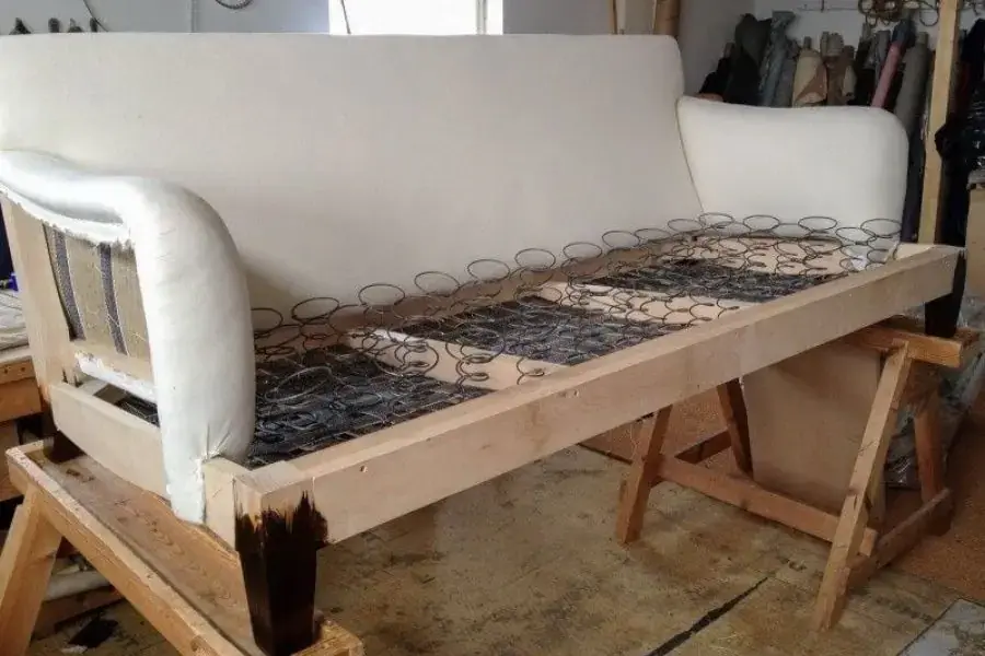 Lò xo ghế sofa giúp tăng độ đàn hồi, tạo sự êm ái nhất cho bạn khi sử dụng