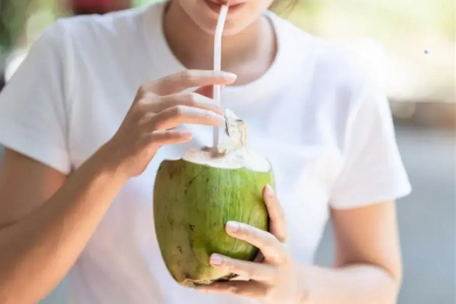 Nước dừa không gây thừa cân, béo phì.