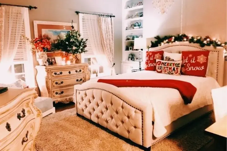 Màu đỏ của drap nệm, vỏ gối, chăn mền mang lại không khí giáng sinh ấm áp phòng ngủ (Nguồn: Pinimg)