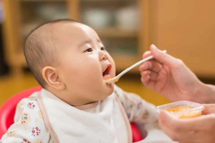 Dấu hiệu cho việc bé sẵn sàng ăn dặm mà bố mẹ cần lưu ý.