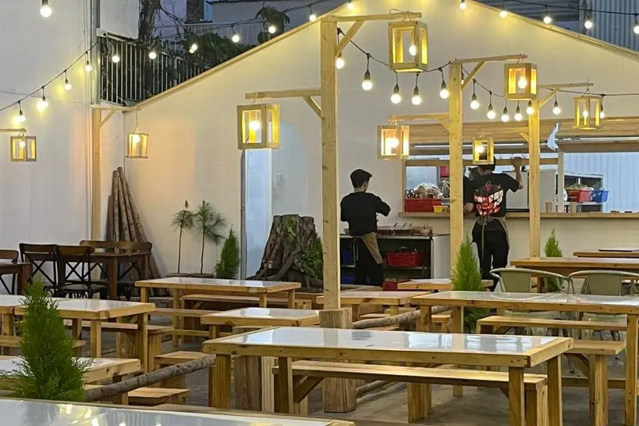 Tại Quán Cậu Út, thực khách sẽ được trải nghiệm đa dạng món ăn như lẩu, nướng,...